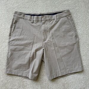 Vineyard Vines | khaki on the go shorts | size 32